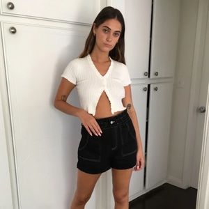 Isalis Rachel 2 two button crop top sweater cream